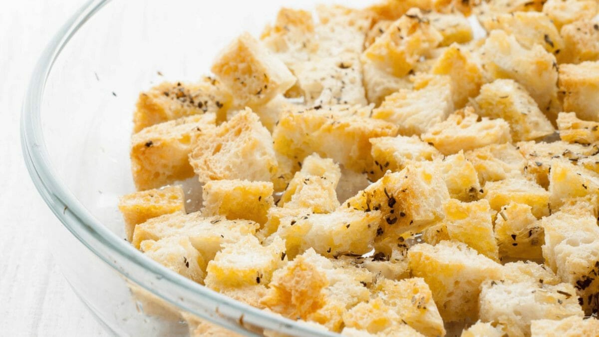 15 Things You Never Knew Were Possible With An Air Fryer - croutons air fryer un22568874
