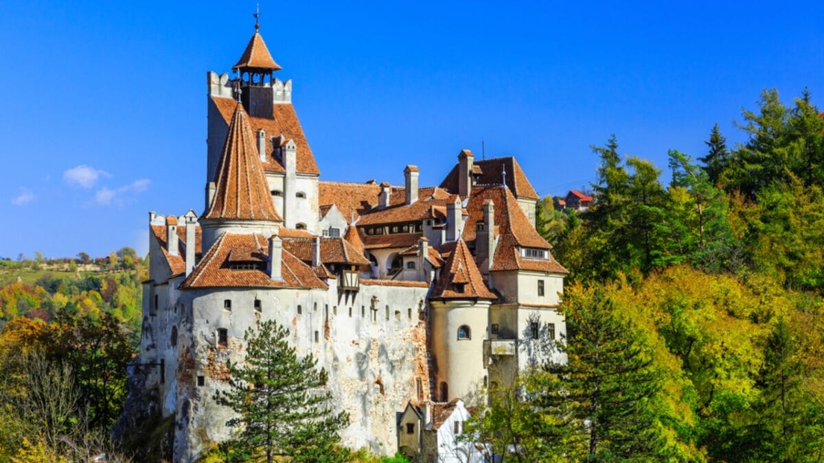 History’s Guardians: 15 Castles That Time Couldn’t Defeat - bran castle romania ss350739647