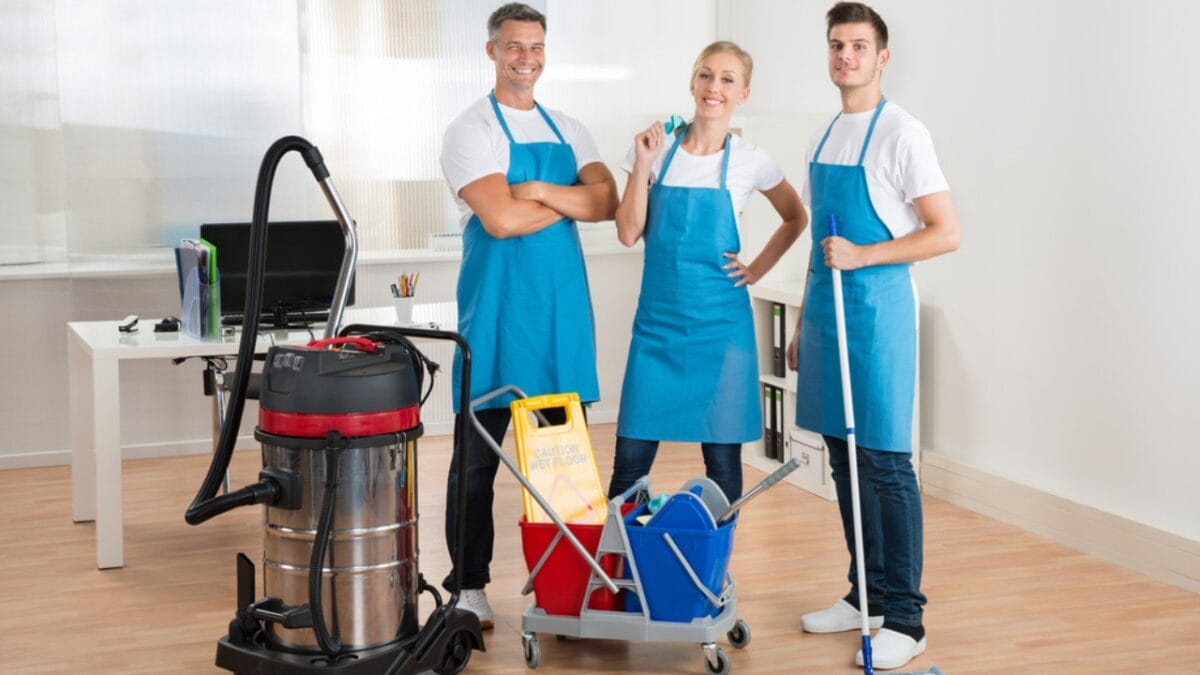 10 Tips for Decluttering if You’re a Messy Person - professional cleaners with tools dp86527892
