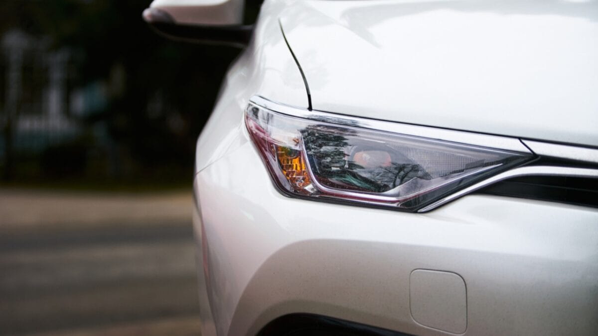 15 Household Items You Can Polish Up Using Toothpaste - Car Headlights ss1665084400