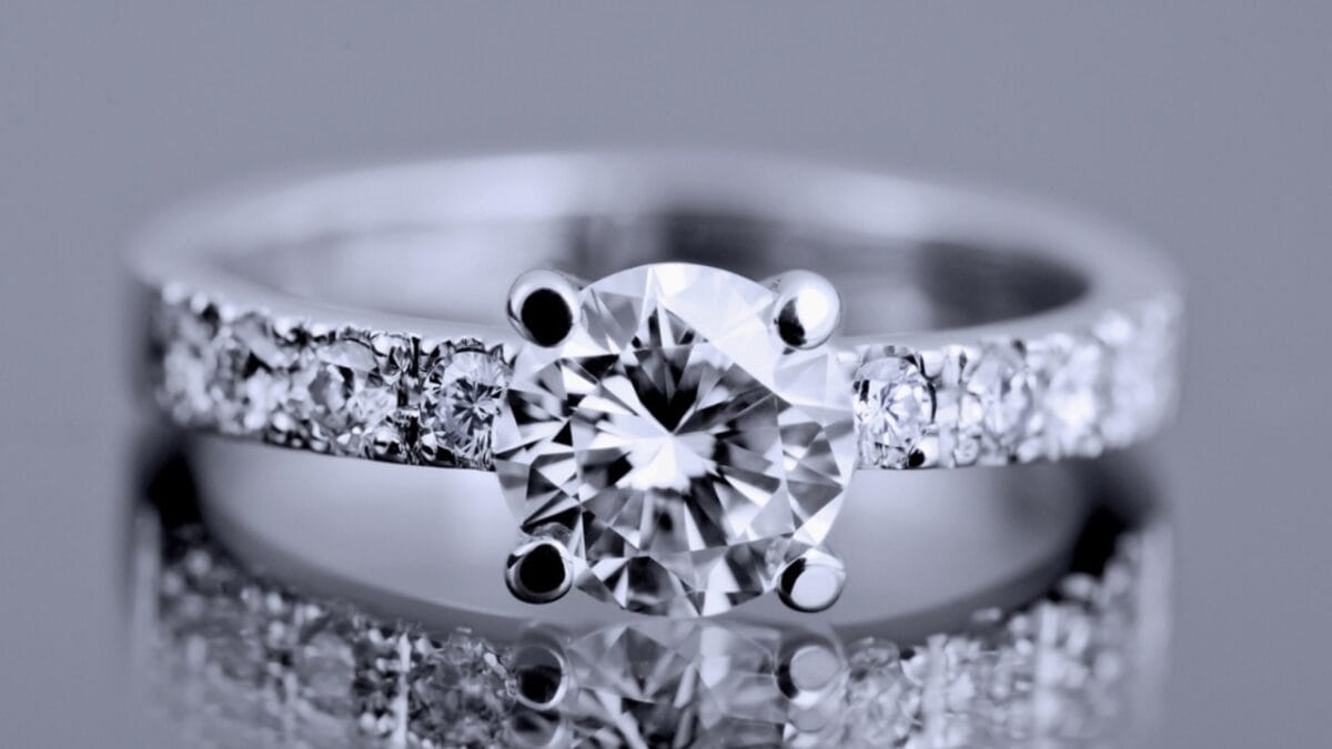 15 Household Items You Can Polish Up Using Toothpaste - Diamond Rings ss301744982
