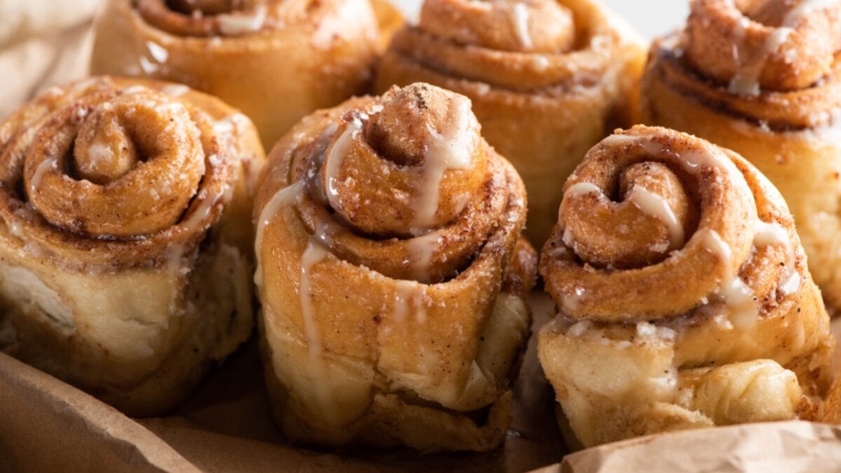Where to Find the Best Cheap Breakfast in Every State - Illinois cinnamon rolls dp349504568