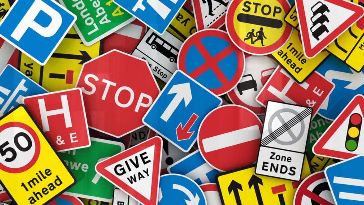 7 Common Garage Sale Mistakes to Avoid - Inadequate Parking Signage dp6045750