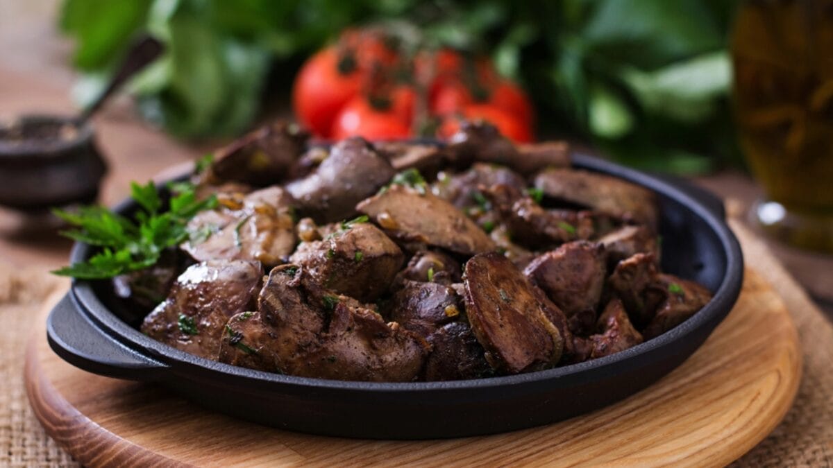 15 Foods That Can Help Your Sick Cat Start Eating Again - Liver dp111753028