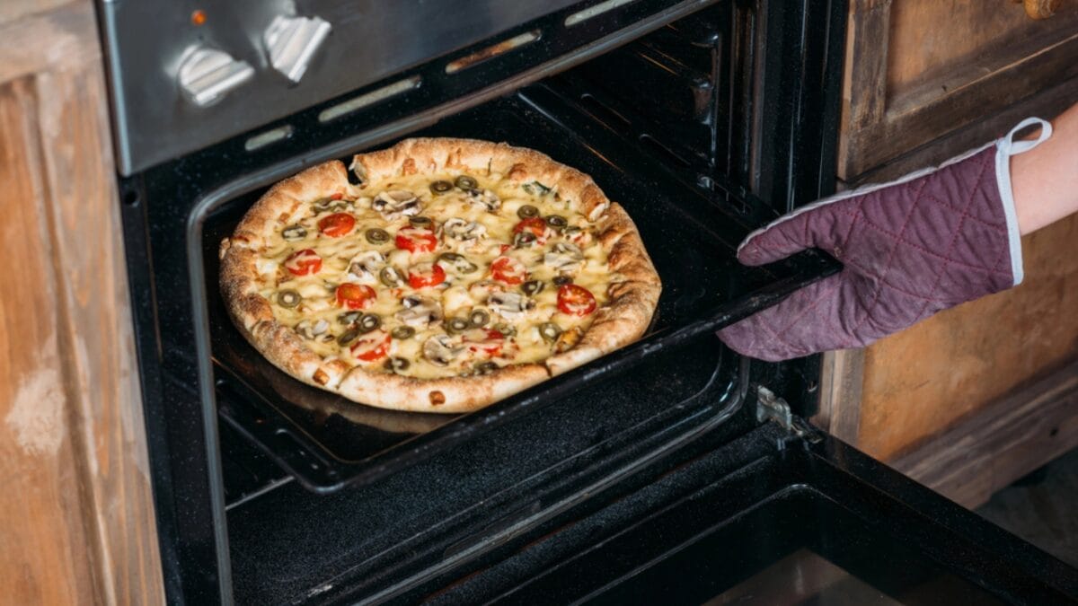 Reheat Pizza Like a Pro: 5 Ways to Get That Perfect Slice - Oven Reheating dp159132598