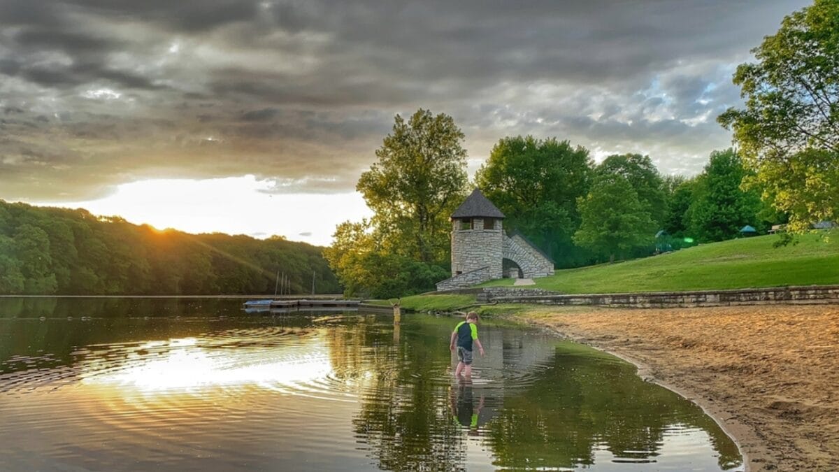 35 Dog Walking Trails That Prove USA Is a Dog's Paradise - backbone state park iowa ss2309101449