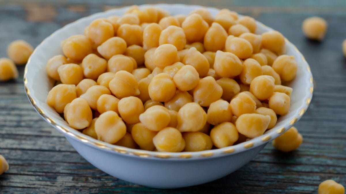 45% of Older Adults Have Age-Related Muscle Loss: 17 High-Protein Plants You Can Grow in Your Garden - chickpeas dp338131030
