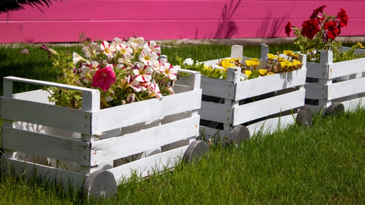 14 Easy & Creative DIY Ideas for a Beautiful Yard - flower box in yard dp583707204