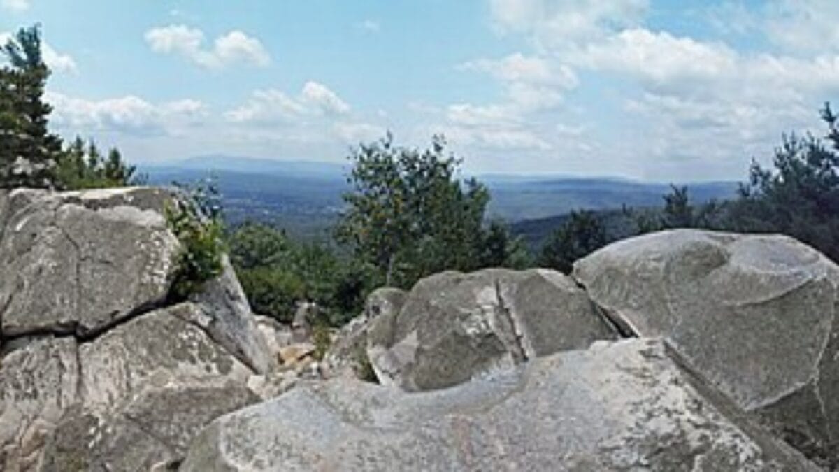 35 Dog Walking Trails That Prove USA Is a Dog's Paradise - peeeskawso peak wc