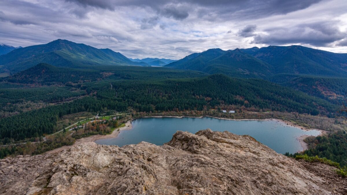 35 Dog Walking Trails That Prove USA Is a Dog's Paradise - rattlesnake ledge trail washington ss1685704066
