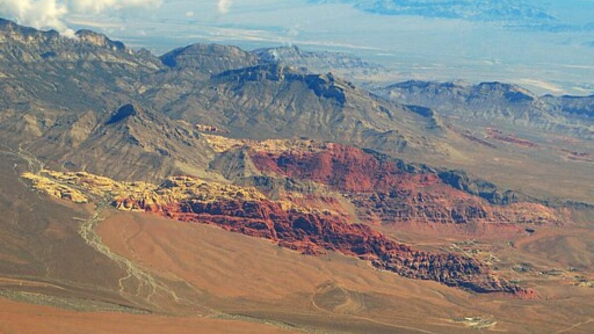 35 Dog Walking Trails That Prove USA Is a Dog's Paradise - turtlehead peak trail wc