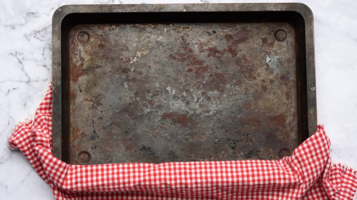 The Secret to Reviving Your Baking Sheets is a Common Medicine Cabinet Staple - baking sheet ss1865079070