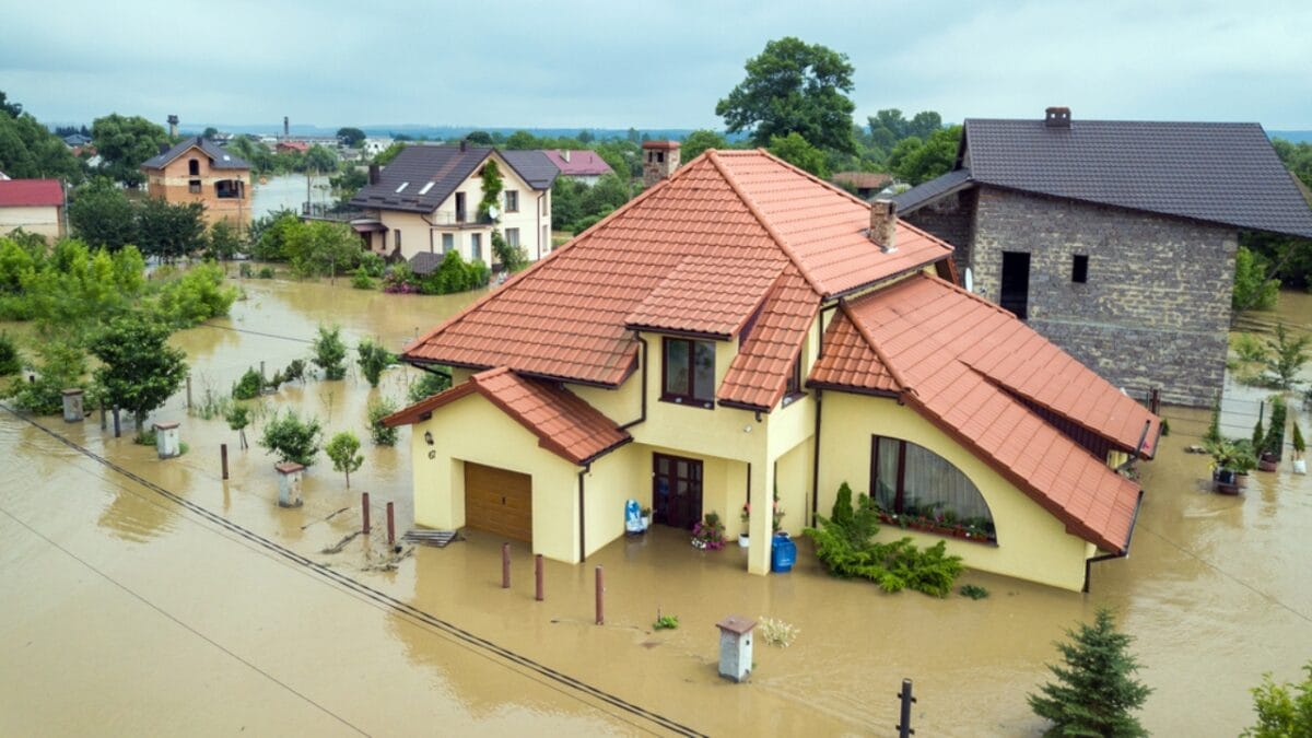 10 Types of Homes Expected to Lose Value in 2024 - homes in climate dp389070288