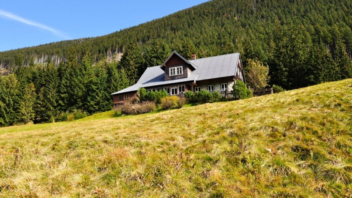 10 Types of Homes Expected to Lose Value in 2024 - vacation homes in remote area dp44127043