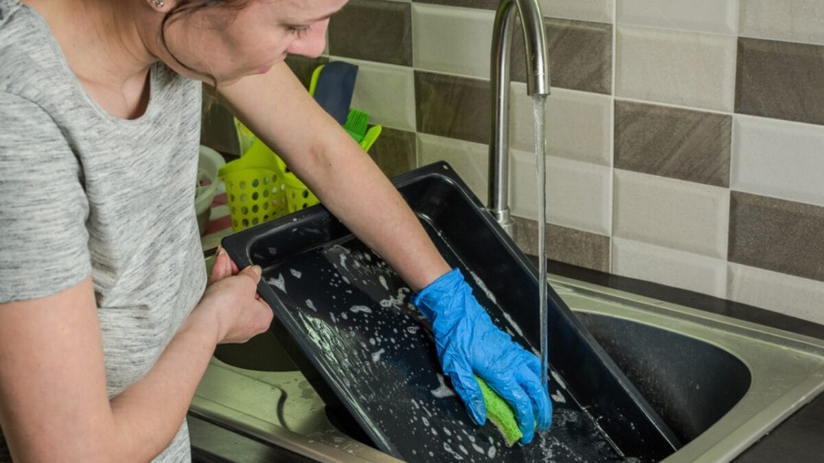 The Secret to Reviving Your Baking Sheets is a Common Medicine Cabinet Staple - washes a baking dish ss1725132502