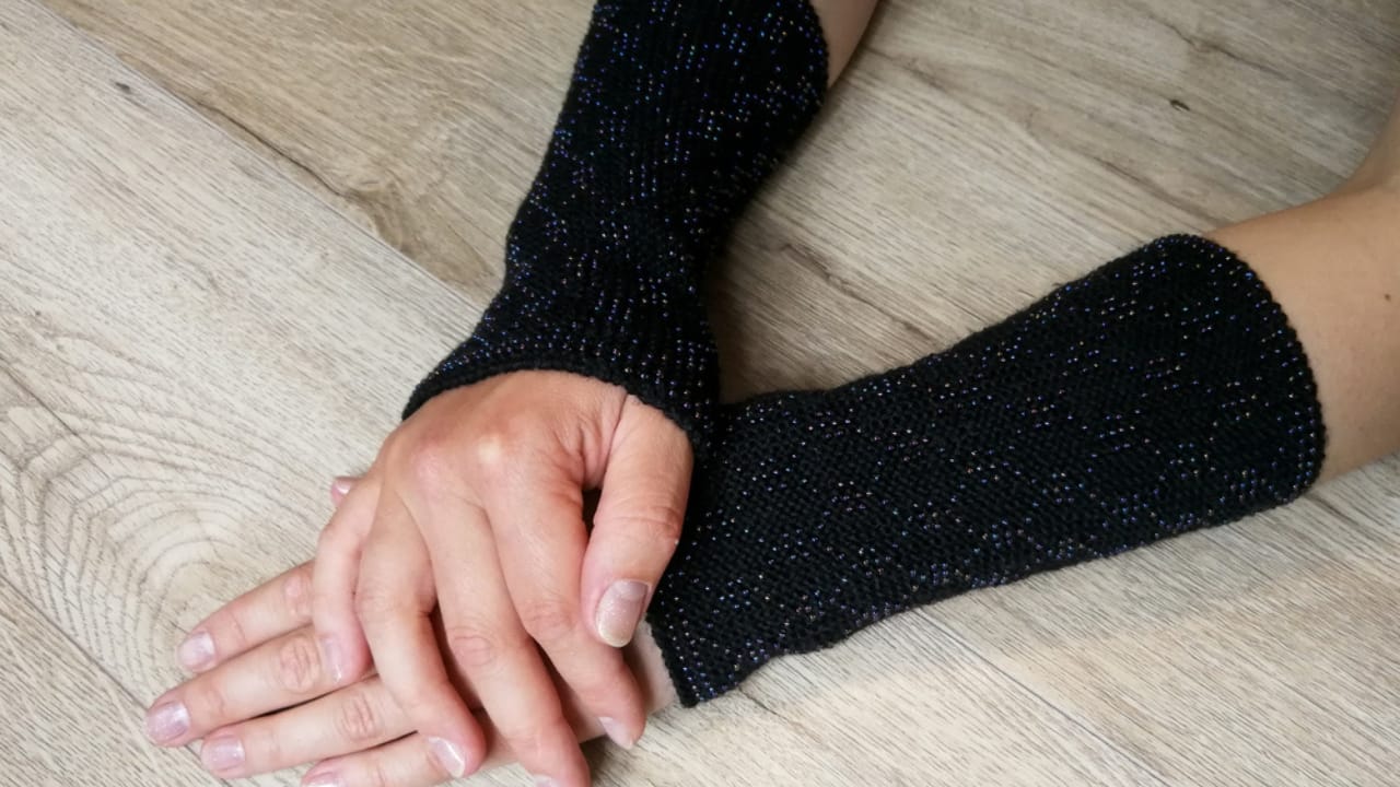 Old Socks, New Purpose: 20 Clever Ways to Reuse Them - Arm warmer dp350926338