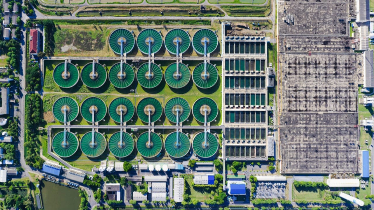 New Solar Drought-Busting Tech Extracts 3 Liters of Water Daily from Thin Air - Drinking water treatment plant ss1999236941