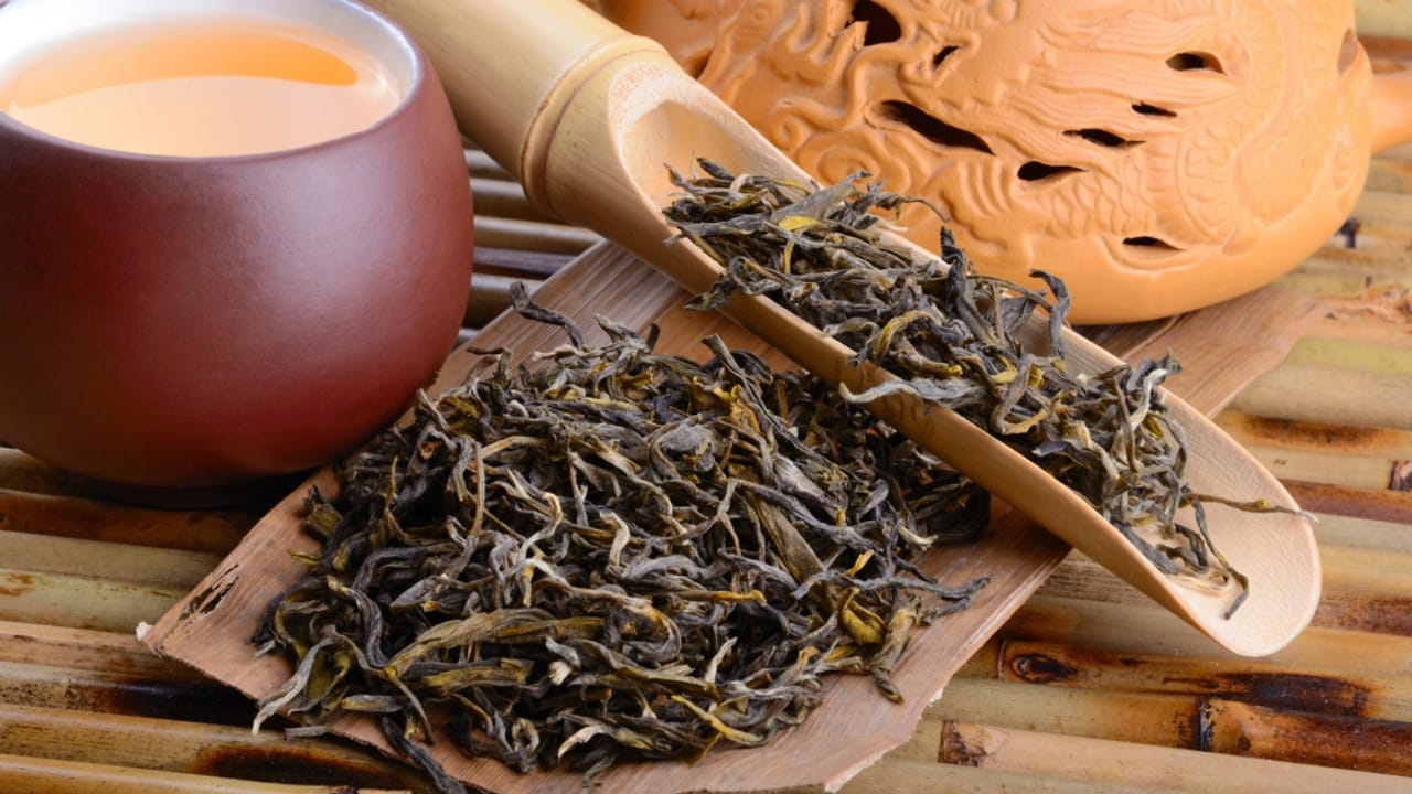 10 Anti-Inflammatory Teas to Boost Your Health - Oolong tea and dry leaves dp41452731