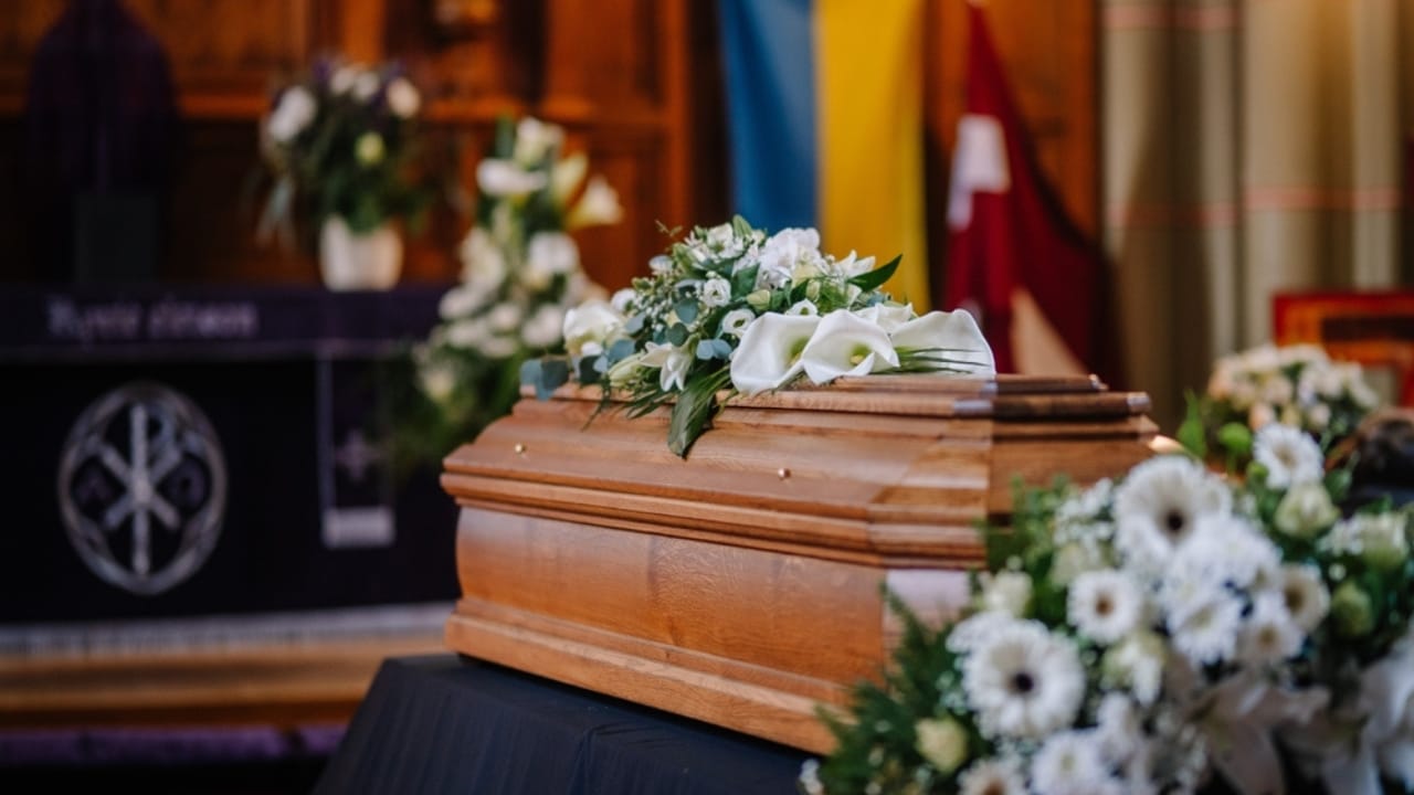 20 Beautiful Plants to Celebrate the Memory of Departed Loved Ones - coffin with flowers ss2288021047
