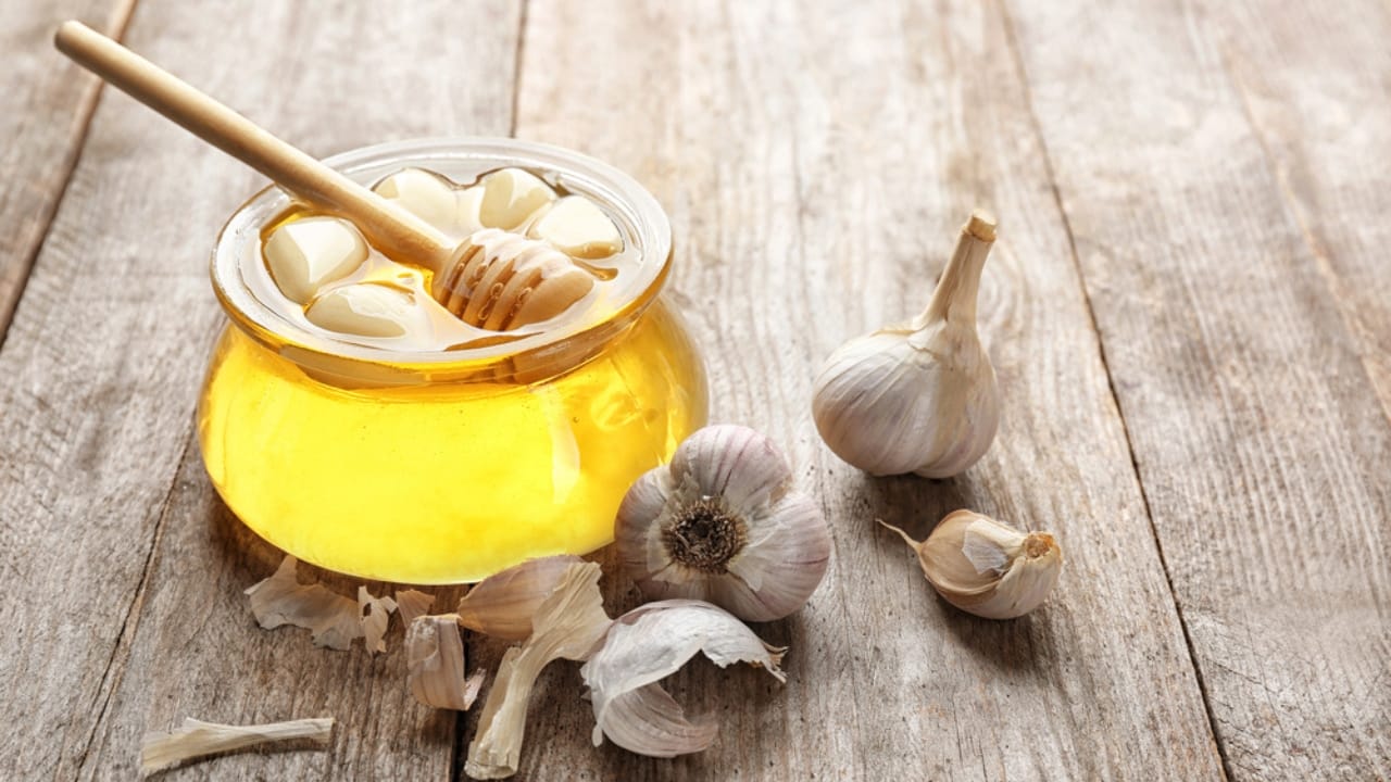 Honey & Garlic: A Health-Boosting Duo with Possible Dangers - honey garlic dp179597550