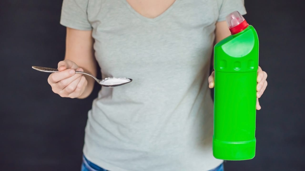 This Simple Baking Soda Trick Eliminates Trash Can Odors - baking soda hack ss730625092