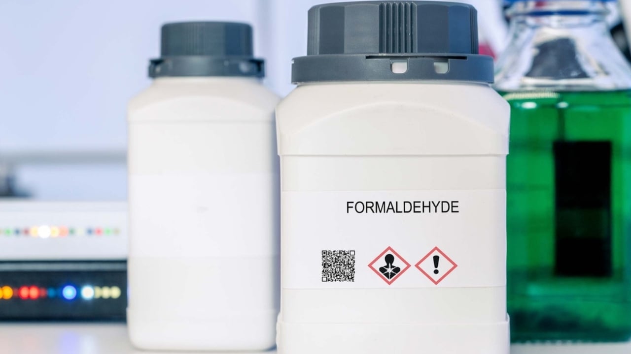 11 Common Shampoo Ingredients Linked to Bald Spots & Thinning Hair - formaldehyde ss2163744817