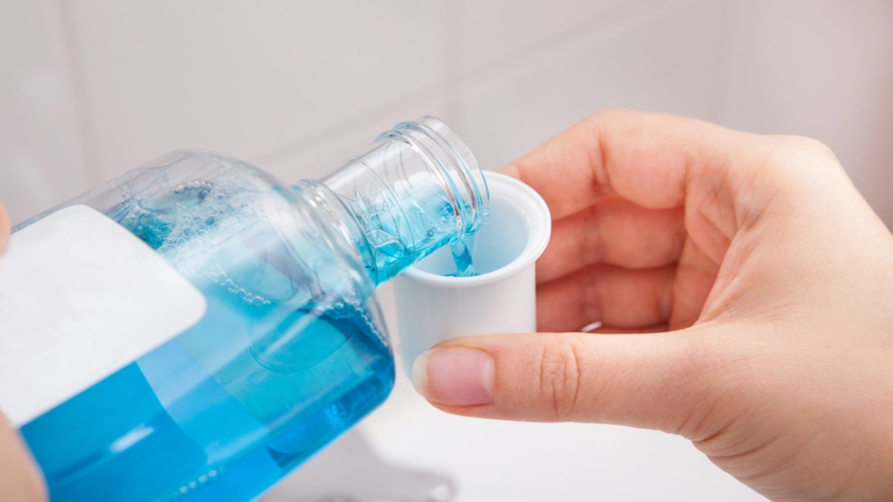 20 Everyday Hydrogen Peroxide Uses Everyone Should Know - mouthwash pouring dp38712873 dnoh