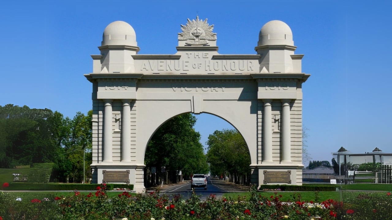 The Trees That Remember: Memorials to World War Heroes - ballarat avenue of honor ss1031384188 dpdgm