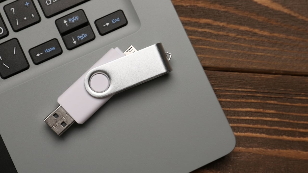 13 Items You Should Always Keep in a Safe for Maximum Security - flashdrive ss2288644943 dnoh