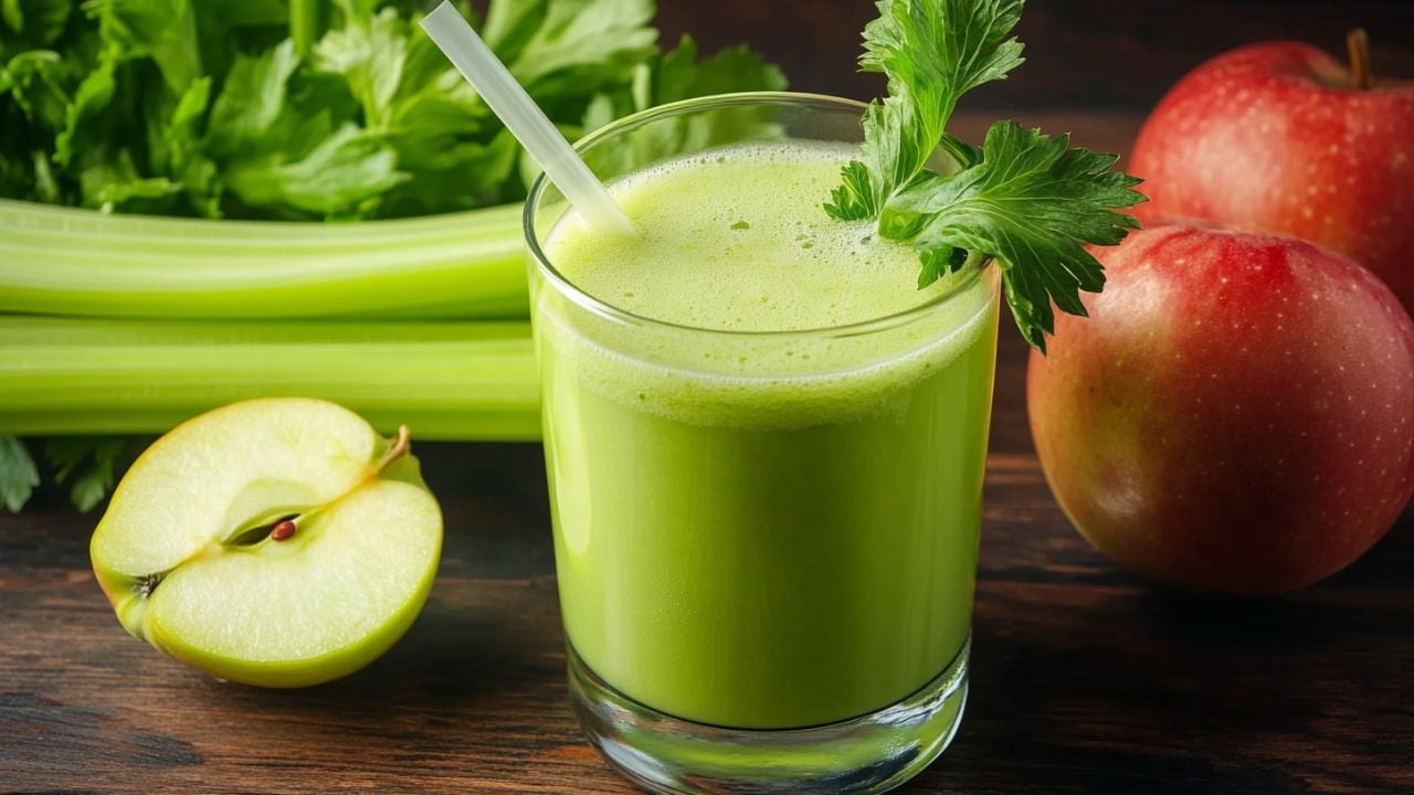 Easy Juicing Recipe for Refreshing Apple Celery Drink - Apple Celery Juice midia