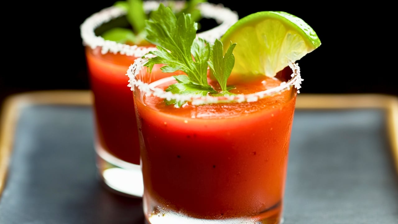 How to Make a Bloody Mary Shooter with a Kick - Bloody Mary Shooter Cocktail midia