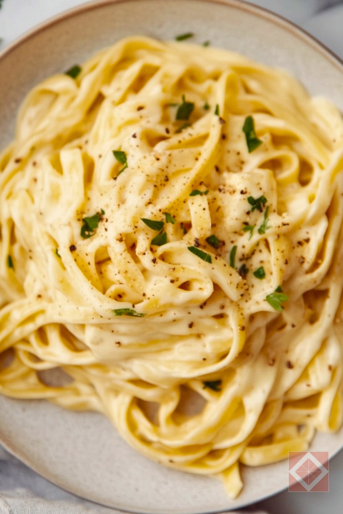 7 Easy Pasta & Grain Recipes That Taste Like You Spent Hours in the Kitchen - Fettuccine Alfredo pin 1 midia