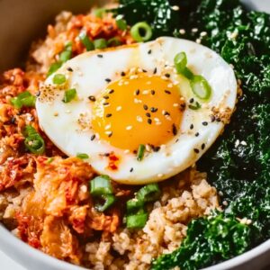 Korean-Inspired Grain Bowl with Kimchi, Kale & Runny Egg - Kimchi Grain Bowl midia