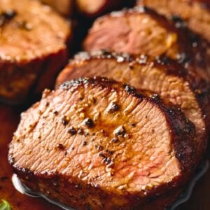 Simple Pork Tenderloin with Paprika Rub & Shallot Sauce - Paprika Rubbed Pork Tenderloin with Shallot Pan Sauce midia