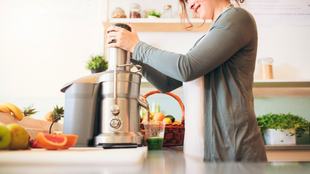 Easy Kiwi Orange Juicing Recipe That Helps Boost Immunity - juicer ss458604631 degm