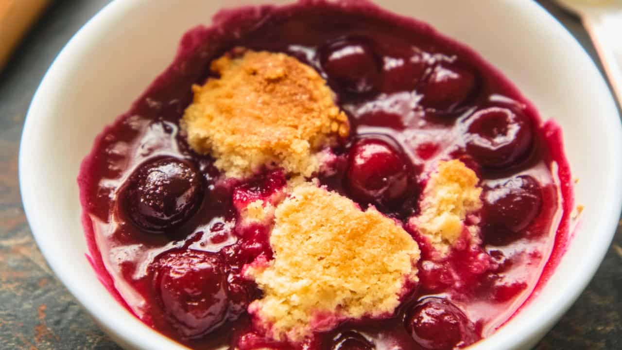 Best Cherry Cobbler One-Pot Recipe Easy Skillet Dessert to Love - Cherry Cobbler Skillet Dessert midia