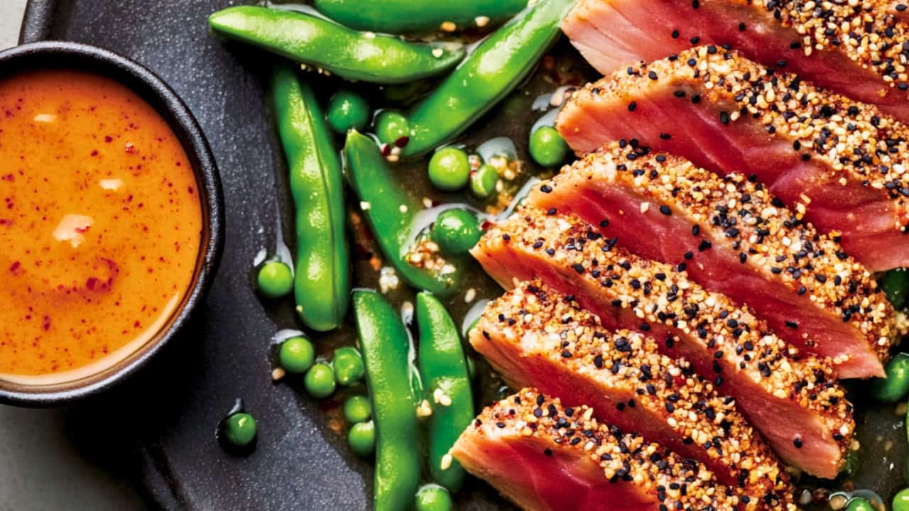 15 Min Everything Tuna Made Easy with Simple Ingredients - Everything Crusted Tuna Recipe with Snap Peas Tahini Jang Sauce midia