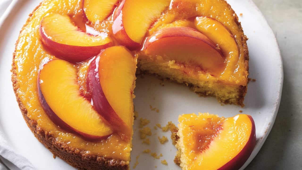 Irresistible Pour-Over Peach Cake Recipe for Easy Baking - Pour Over Peach Cake midia