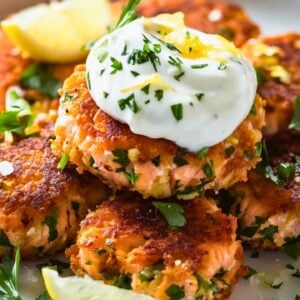 Lemon-Pepper Salmon Cakes for a DASH Diet Plan - Salmon Cakes with Bell Pepper and Lemon Yogurt midia