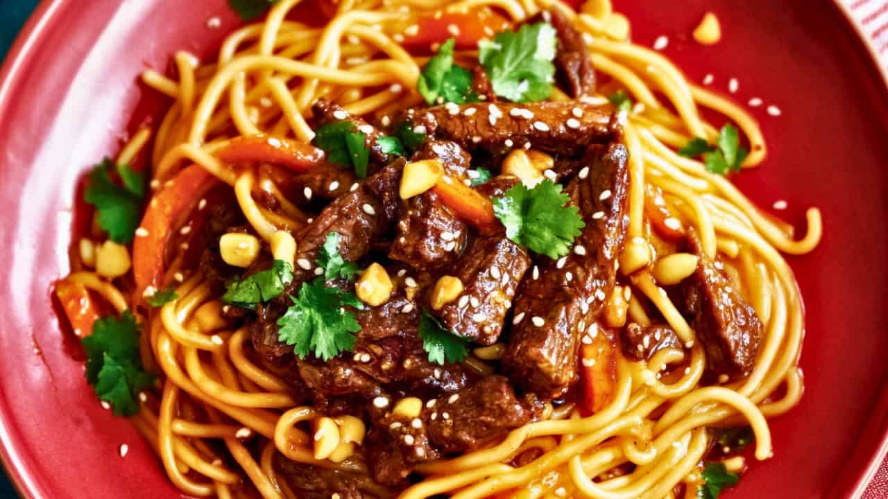 Easy & Delicious Sesame Beef Noodles You'll Love - Saucy Sesame Beef Noodles midia