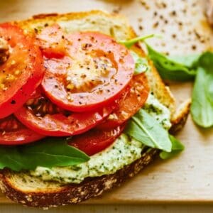 Sourdough Heirloom Tomato Sandwich with Vegan Pesto - Sourdough Heirloom Tomato Sandwich with Vegan Pesto midia
