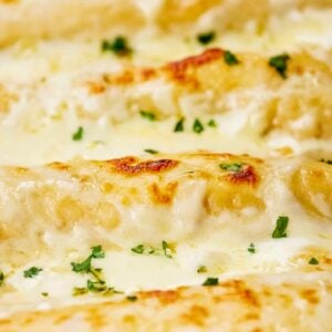Melt-in-Your-Mouth White Queso Chicken Enchiladas - White Queso Chicken Enchilada midia