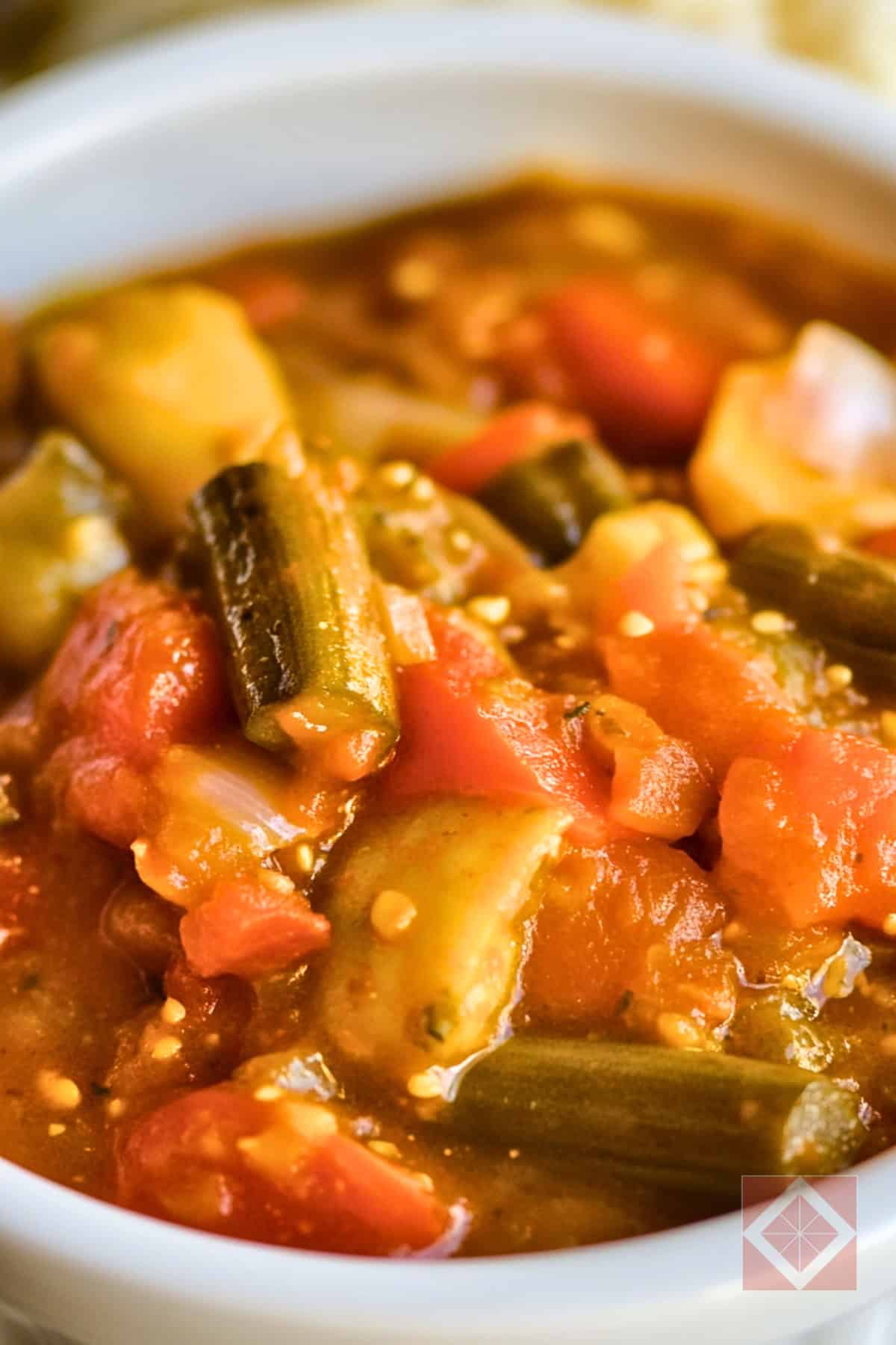 Slow-Cooked Soul Food Okra & Tomatoes with Spice - Slow Cooked Soul Food Okra Tomatoes with Spice pin 1 midia