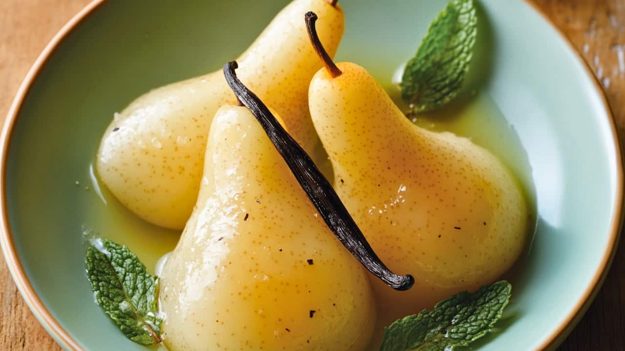 White Wine-Poached Pears for Two One-Pot Recipe for a Light Dessert - Wine Poached Pears midia