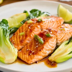 Spicy-Sweet Salmon Recipe for Two: Ready in 30 Minutes - Chili Glazed Salmon with Bok Choy midia