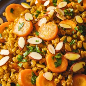 This Healthy Farro Recipe Is Way Too Good to Skip - Golden Carrots Farro midia