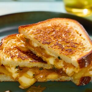 Crisp Apple Grilled Cheese Perfect for Two - Grilled Cheese Recipe for Two with Caramelized Onion Apple midia