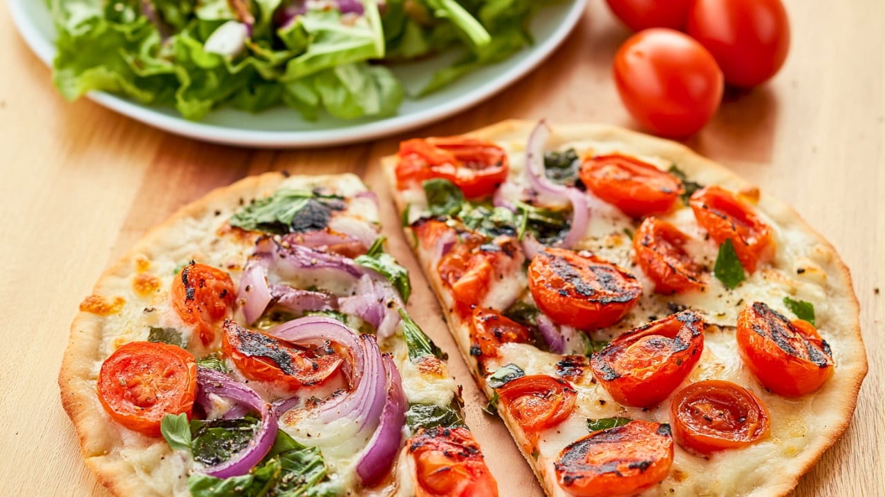 Crave-Worthy Pizza & Salad Combo: A Recipe for Two - Grilled Pizza Recipe with Charred Romaine Red Onion Salad midia