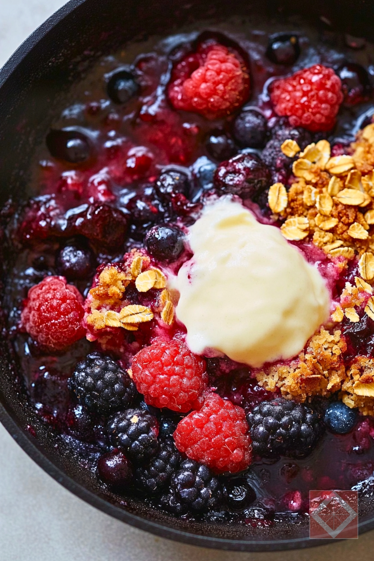 Simple Mixed Berry Skillet Crisp Dessert - Mixed Berry Skillet Crisp Recipe Dessert pin 2 midia