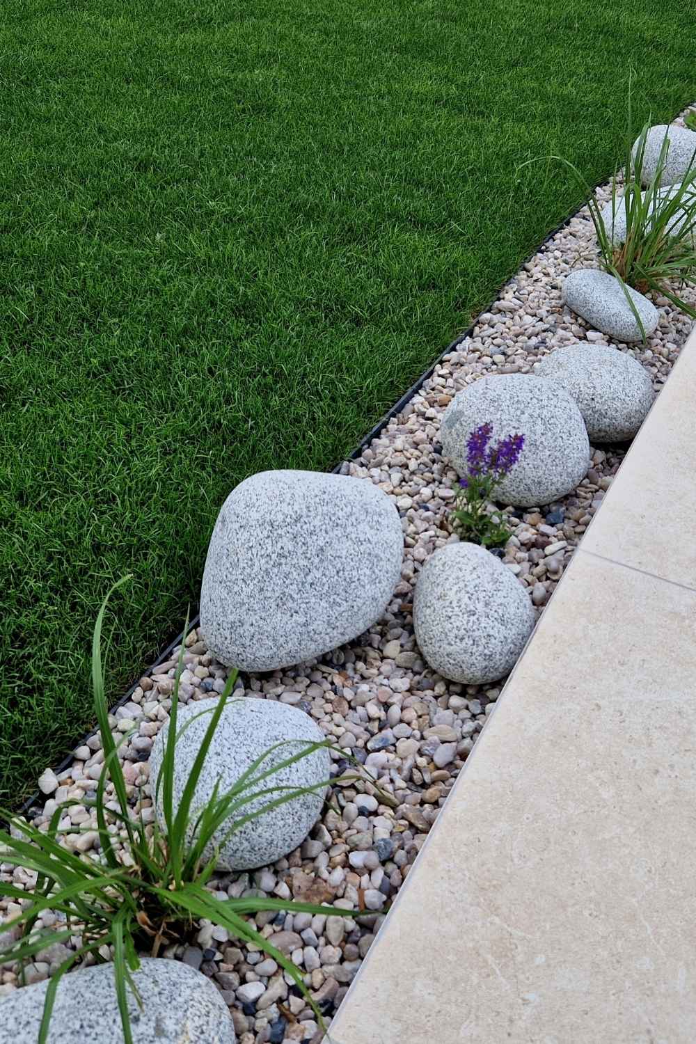17 River Rock Landscaping Ideas That Turn Simple Yards Into Showpieces - river rock idea ss2473842869 dnoh